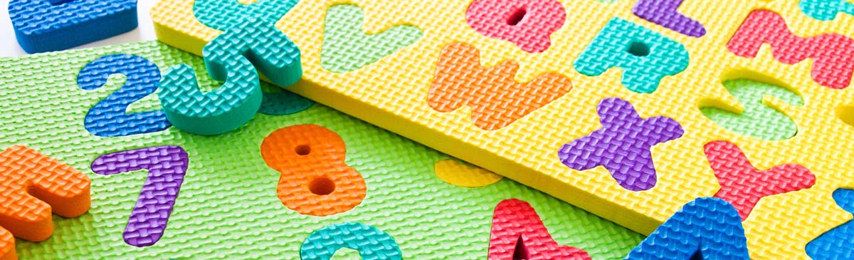 bunte Moosgummi-Buchstaben und -Zahlen für Kinder